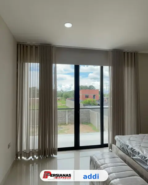 Cortina de velo gris en habitación con ventanal