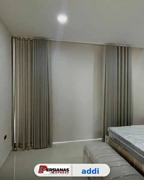 Cortina de tela con argollas en habitación