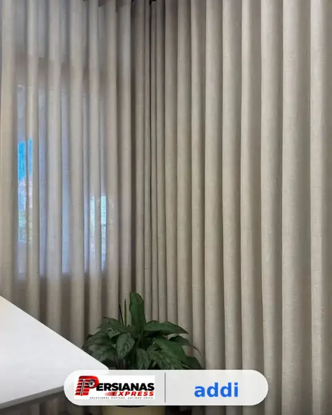 Cortina de tela tipo lino en comedor