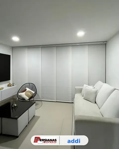 Panel japonés blanco en sala de televisión