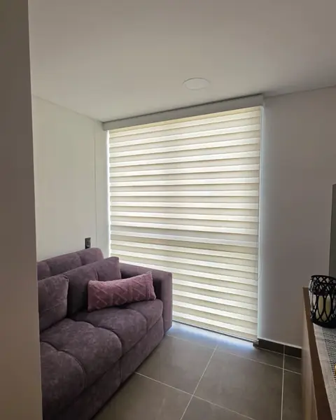 Persiana Sheer Elegance color crema instalada en sala