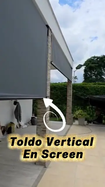 Toldo vertical en screen instalado en terraza